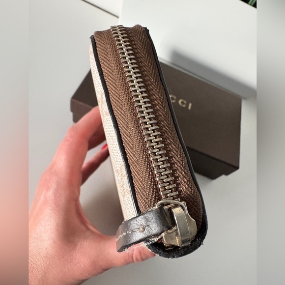 Authentic GUCCI GG Supreme Wallet - Picture 3 of 11